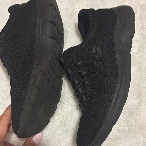 Skechers All-Black Mesh Sneakers Women’s size 7.5 - Picture 3 of 5
